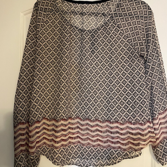 Geometric Patterned shirt - Black and Red - Picture 4 of 8